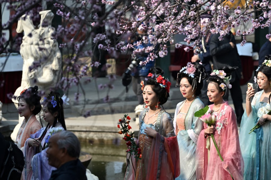 Traditional Hanfu Culture Continues to Be Popular Among Young People