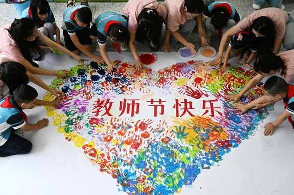 Nationwide Celebrations Held Across China on Teachers' Day
